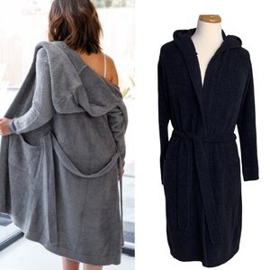 New GIRAFFE AT HOME Dolce Chenille Hooded Robe Black Medium Large NWOT